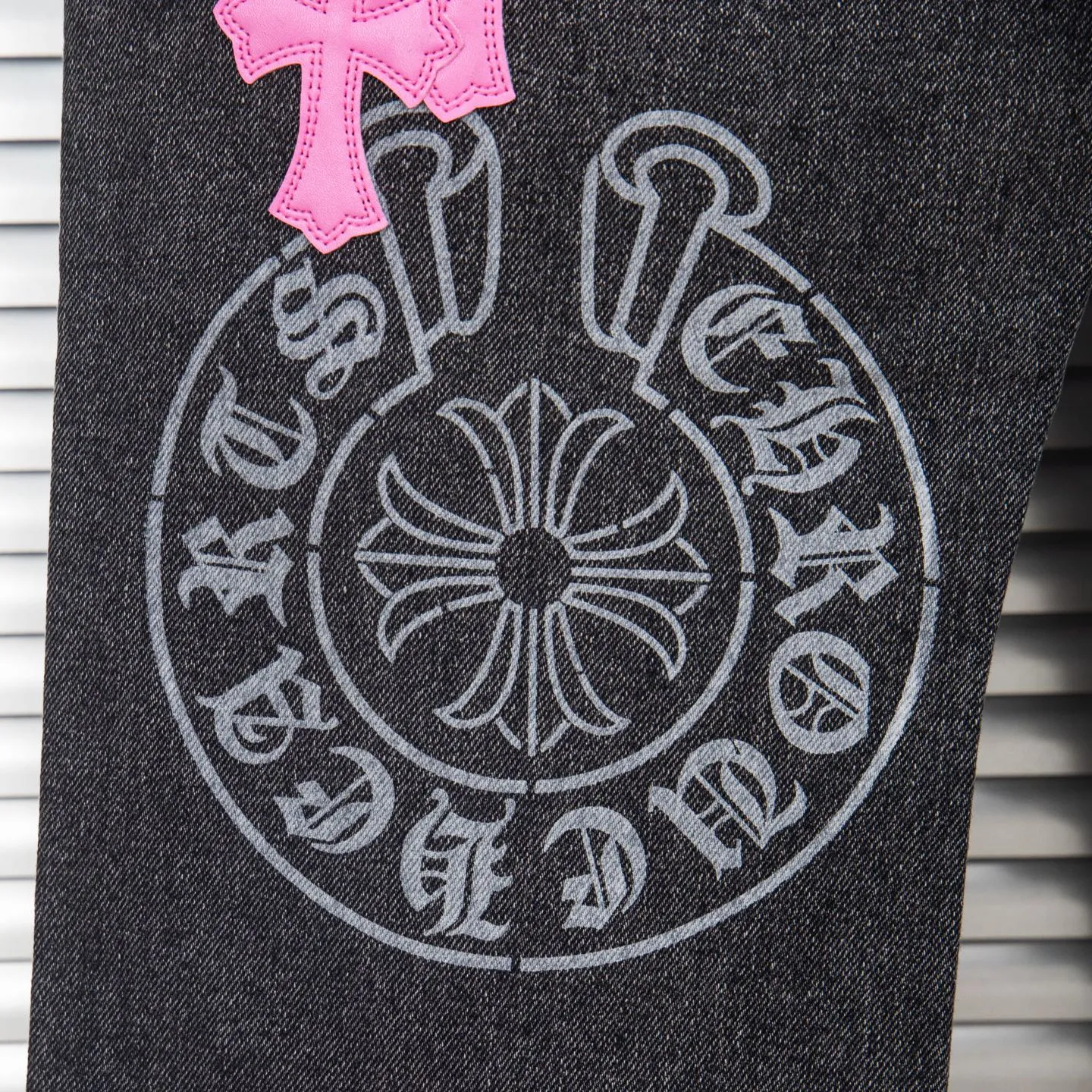 P260 Chrome Hearts Chrome Hearts Jeans Purple Matty Boy Sex Records Rivet Style Work Jeans CH Jeans need to be disassembled and washed before being dismantled and hand-stitched with sheepskin cross leather and then spliced ​​together to complete. The whole piece has too many craftsmanship to explain. The cabinet price is 16W+ level, patchwork cross pattern embellishment, high-waisted washed jeans! ! Absolutely high-end luxury products, 8W+ level god-level items, super popular products, made with top heavy industry, a magic weapon that cannot be missed. About Kroxin This is an extremely luxurious fashion brand, which can also be called the aristocrats of the high street. It has always been an exclusive brand for some hipsters or rich second generation. Compared with ordinary high streets, it is more luxurious and noble. Compared with luxury brands, it has a more fashionable personality and has always been a brand that I have a special liking for. Style number: 1761# Size: 28 30 32 34 36